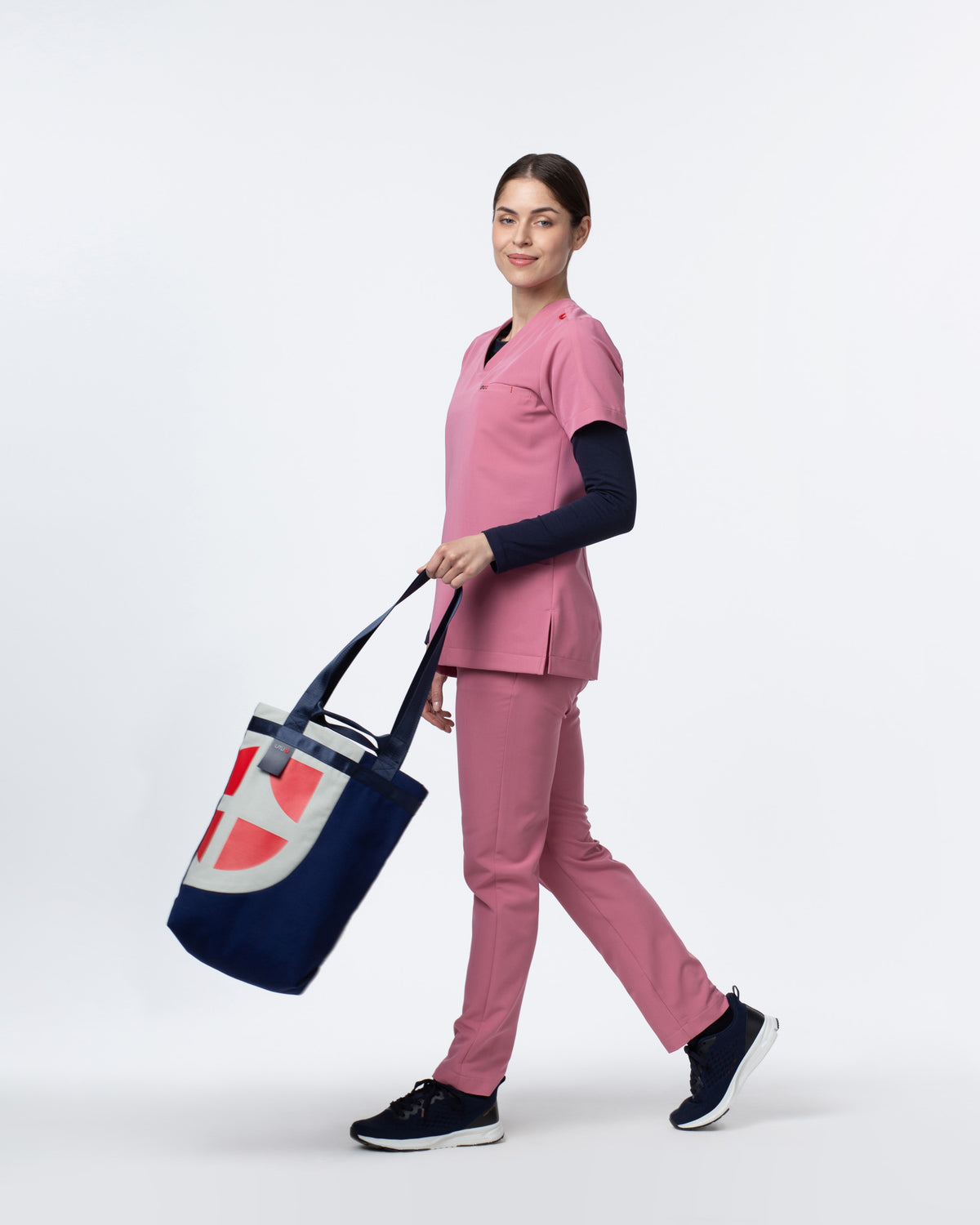 UMU Tote Bag Medium vászontáska kézben viselve