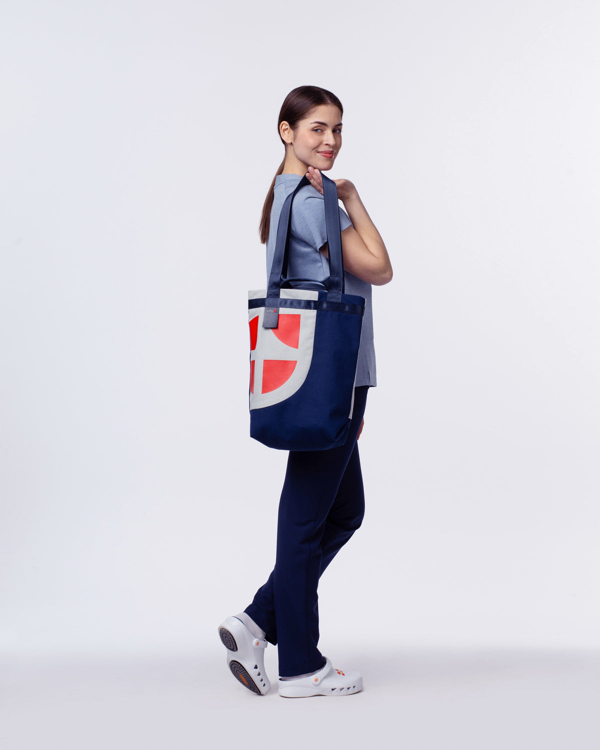 UMU Tote Bag Medium vászontáska vállon viselve