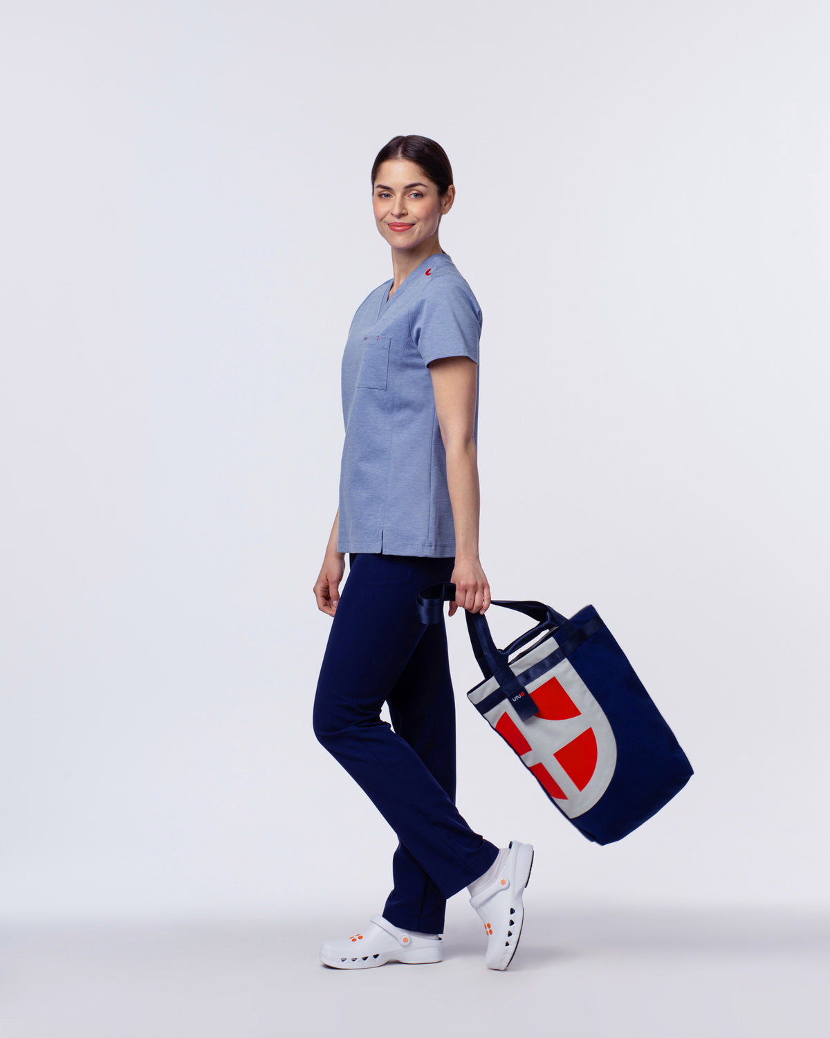 UMU Tote Bag Medium vászontáska kézben viselve