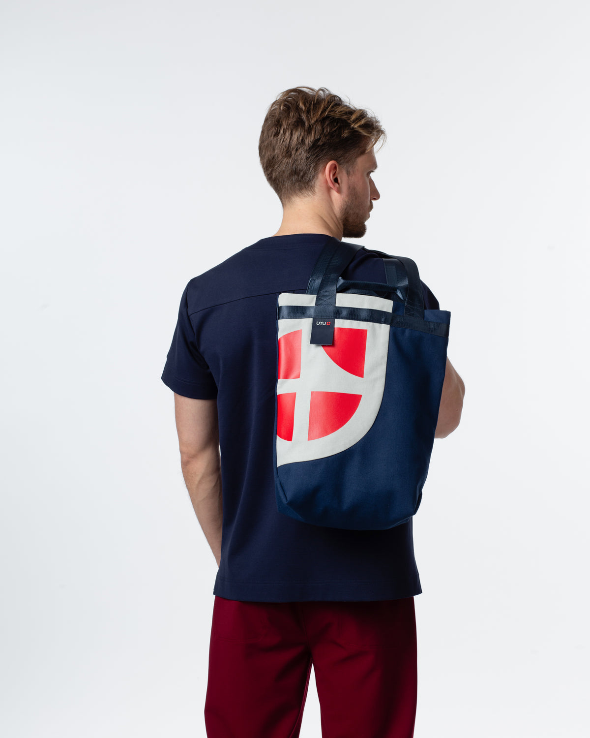 UMU Tote Bag Medium vászontáska vállon viselve